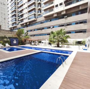 Cap2, flat com churrasqueira , 2 dormitórios, piscina, muito próximo a praia