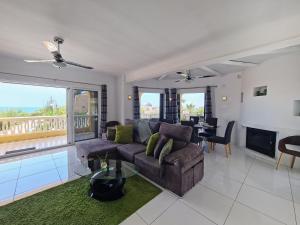 Mediterranean Luxury Villa by NRAS