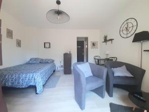 Appartements studio avec balcon et place de parking : photos des chambres