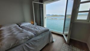 Studio Apartment with Sea View room in Sveggvika Guesthouse