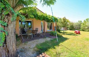 Maisons de vacances Awesome home in Jonquieres with Outdoor swimming pool, WiFi and 1 Bedrooms : photos des chambres