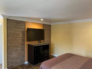 Walnut Inn & Suites West Covina