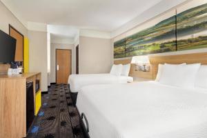 Queen Room with Two Queen Beds - Non-Smoking room in Days Inn by Wyndham Kansas City International Airport