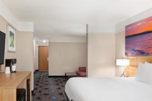 King Studio Suite -  Non-Smoking room in Days Inn by Wyndham Kansas City International Airport
