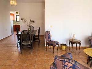 CENTRAL HUGE LUXURY APARTMENT and FREE PARKING