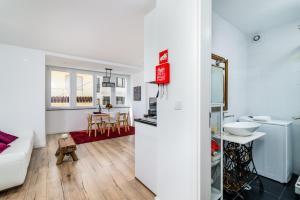 T2 Tiles Apartment Estoril