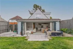 Beautiful 4 Double Bedroom House in Poole with Hot tub, near Sandbanks - Wimborne Minster