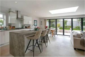 Beautiful 4 Double Bedroom House in Poole with Hot tub, near Sandbanks