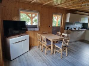 Nowy domek drewniany Tu Mi Dobrze w Lubkowie z plażą