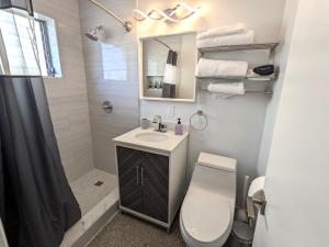 Modern Oasis! Walk to Beach, King Bed, Backyard & Workspace
