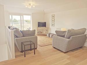 LITLLE SUMMER HILL -2 BED COSY COTTAGE- TREARDDUR