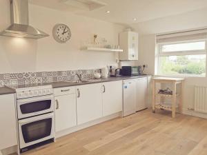 LITLLE SUMMER HILL -2 BED COSY COTTAGE- TREARDDUR