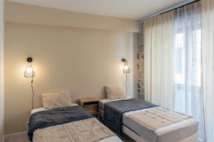 Logis face à lAbbatiale