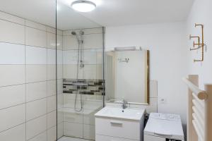 Logis face à lAbbatiale