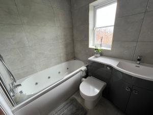Luxury 4 bedroom Retreat; with hot tub & parking