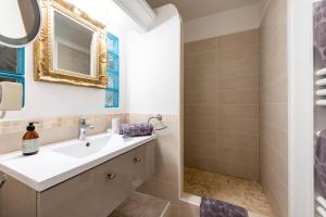 B&B / Chambres d'hotes La Bergerie : Chambre Familiale - Vue sur Jardin