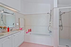 Villa Cor de Rosa by Villa Plus