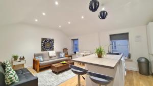 Modern & Central, Perfect Beach Getaway- 2min Walk