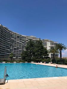 Cannes Marina Résidence Le Surcouf - Studio de 28m2 au 10ème étage avec piscine, terrasse, parking, vue montagne et port : Mandelieu-La Napoule
