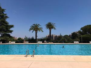 Cannes Marina Résidence Le Surcouf - Studio de 28m2 au 10ème étage avec piscine, terrasse, parking, vue montagne et port : Mandelieu-La Napoule