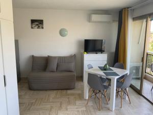 Cannes Marina Résidence Le Surcouf - Studio de 28m2 au 10ème étage avec piscine, terrasse, parking, vue montagne et port : Mandelieu-La Napoule