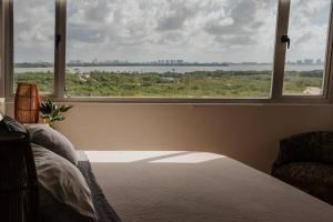 Beautiful 2B 2Br OceanLagoon View Pool Gym