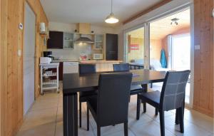 Maisons de vacances Beautiful home in Creances with WiFi and 1 Bedrooms : photos des chambres