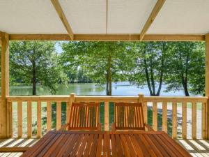 Chalets Cottage on the edge of the fishing pond : photos des chambres