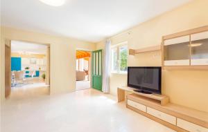 4 Bedroom Gorgeous Home In Pican