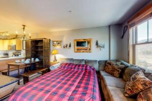 1 Bedroom Premier Mountain Condo In River Run Village Just A Short Walk To Shopping, Dining, And Skiing