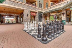 1 Bedroom Premier Mountain Condo In River Run Village Just A Short Walk To Shopping, Dining, And Skiing