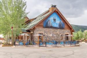 1 Bedroom Premier Mountain Condo In River Run Village Just A Short Walk To Shopping, Dining, And Skiing