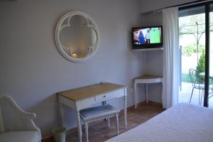 Hotels Hotel Le Colombier : Chambre Lits Jumeaux Supérieure avec Terrasse et Vue sur Rocher