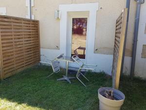 Appartements 03 - Joli studio rdc avec petit jardin et porte donnant sur parking comme une maison : photos des chambres