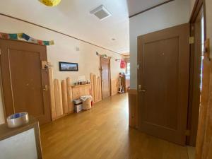 松本 Azumino Backpackers 山の風 1つ星 宿泊施設 ロビー