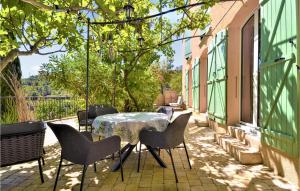 Maisons de vacances Amazing home in Lafare with Outdoor swimming pool, WiFi and 3 Bedrooms : photos des chambres