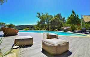 Maisons de vacances Amazing home in Lafare with Outdoor swimming pool, WiFi and 3 Bedrooms : photos des chambres