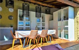 Maisons de vacances Amazing home in Lafare with Outdoor swimming pool, WiFi and 3 Bedrooms : photos des chambres