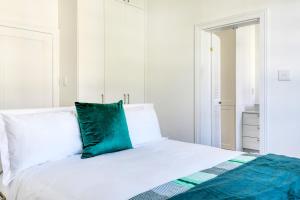 Secure & Central: Villa with Views of Table Mountain