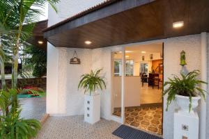 El Cottage by StayVista - An enchanting escape with Scenic views, Colonial decor & Private plunge pool