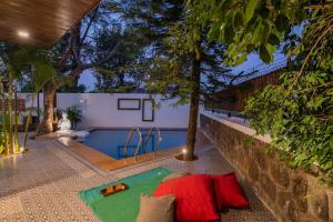 El Cottage by StayVista - An enchanting escape with Scenic views, Colonial decor & Private plunge pool