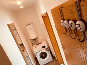 FELIX LIVING 5, Helle 2-Zimmer Wohnung mit Terrasse & Parkplatz, Langzeit & Business geeignet