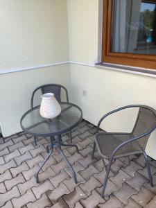 FELIX LIVING 5, Helle 2-Zimmer Wohnung mit Terrasse & Parkplatz, Langzeit & Business geeignet