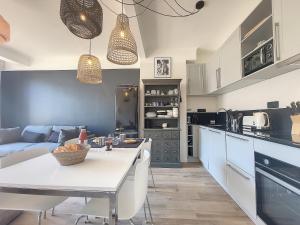 Nestor&Jeeves - BLUE PEARL - Port area - Close Old Town