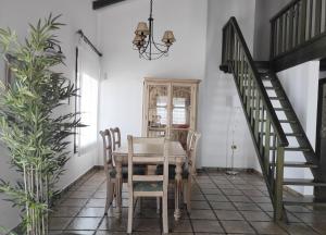 CERCADO DEL MEDIO, CHALET con PISCINA PRIVADA