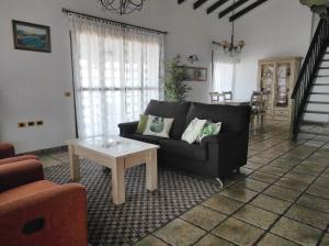 CERCADO DEL MEDIO, CHALET con PISCINA PRIVADA