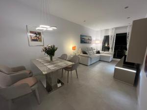 New build modern ap 4 min walk to the beach and Marbella old town