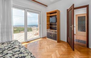 Cozy Apartment In Smrika With Wifi