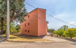 Cozy Apartment In Smrika With Wifi