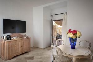 Iconic Luxury Suites img30